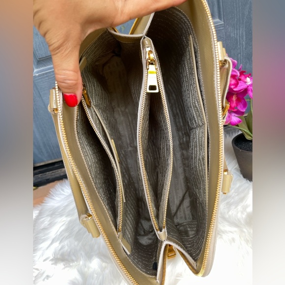 Auth PRADA  Beige Saffiano Patent Leather Large Promenade Satchel - Picture 13 of 17